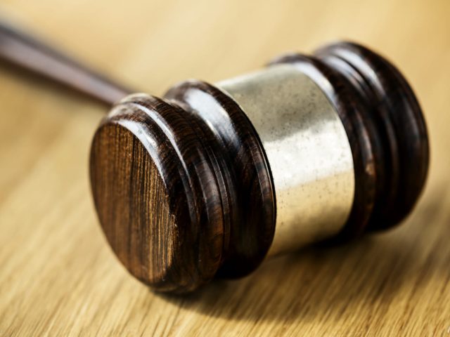 ¿Cuándo es obligatorio un abogado y un procurador en España?